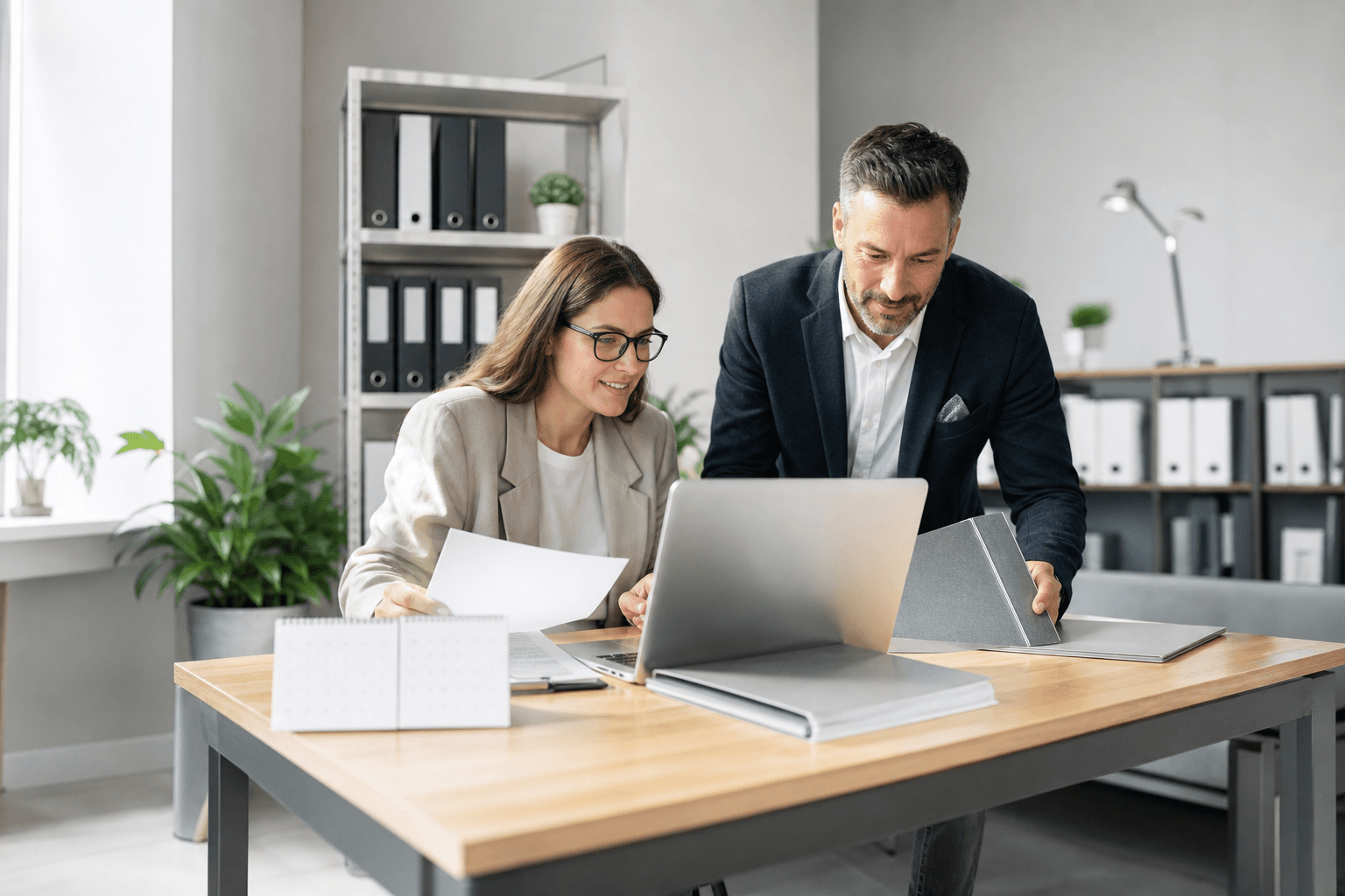Österreichisches KMU-Team prüft Rechnungsbelege und Archivfristen an einem Laptop